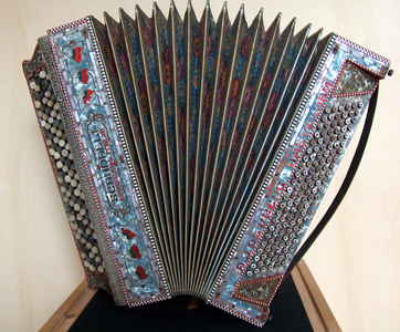 878274 Afbeelding van een Scandalli-accordeon van het merk 'Accordiola Camerano' die jarenlang gebruikt is door de heer ...